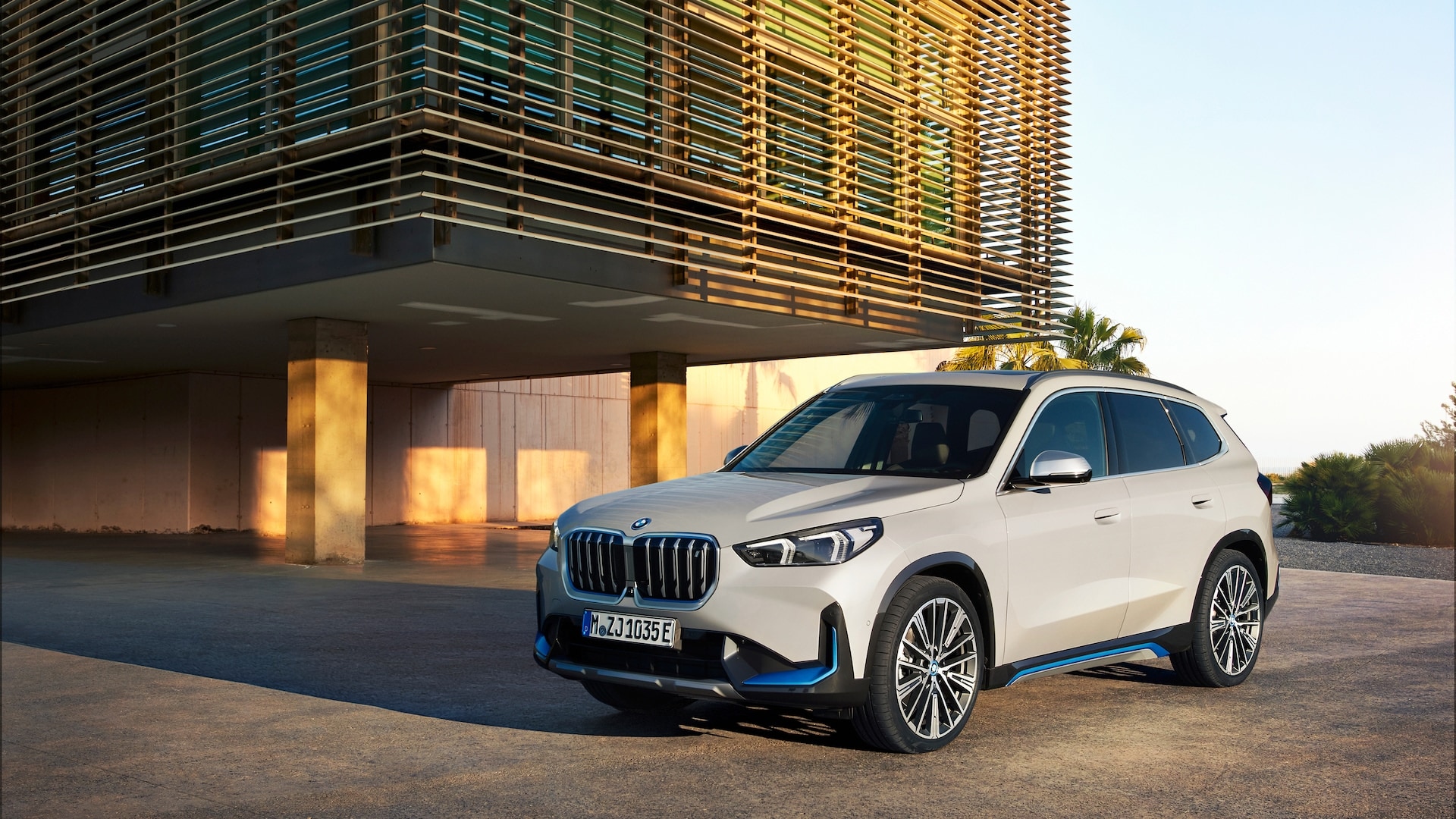 Ladda BMW iX1 hemma