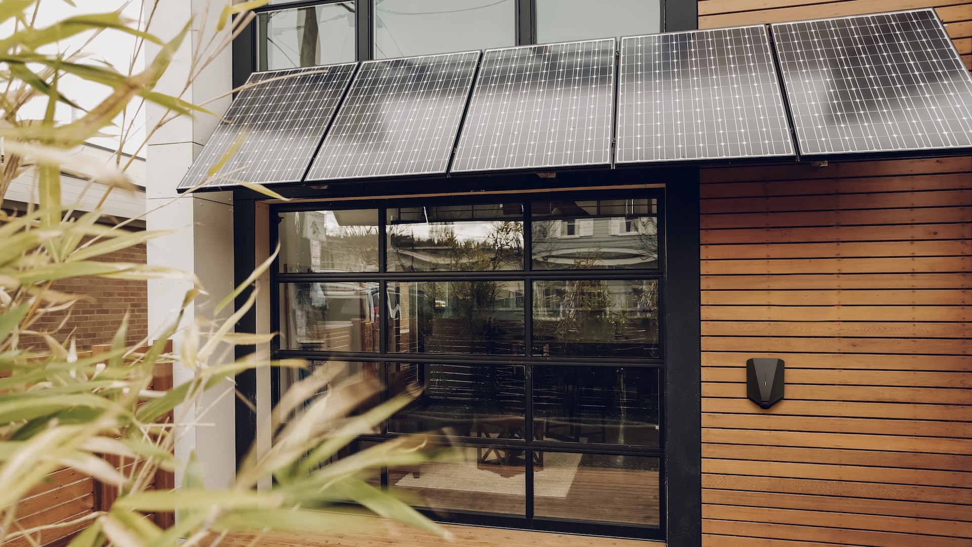 Ladda elbilen med solceller – komplett guide 2025